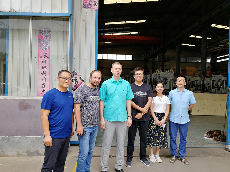 俄羅斯客戶到廠驗收機器，獲得客戶一致好評